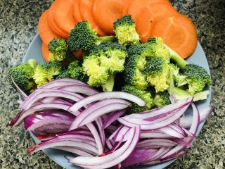 2、肥牛饭,胡萝卜切片,西兰花切好,洋葱切好