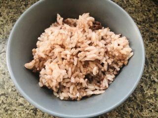 15、肥牛饭,盛米饭