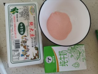 2、豆腐布丁,准备食材备用