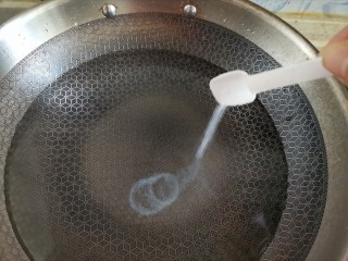 3、豆腐布丁,锅里烧水,加入适量的盐