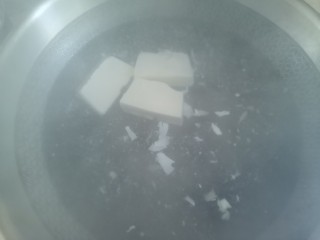 4、豆腐布丁,水开下入豆腐焯水2分钟去除豆腥味