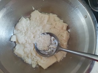 5、豆腐布丁,捞出控干水分压成泥