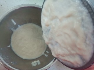 7、豆腐布丁,筛子下面的豆腐也要刮到盆里