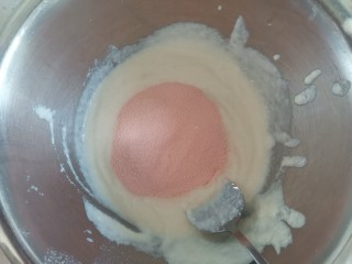 9、豆腐布丁,加入草莓布丁粉