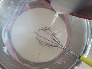 11、豆腐布丁,加入牛奶继续搅拌均匀