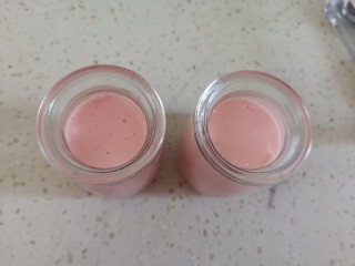 14、豆腐布丁,倒入模具或自己喜欢的杯子,自然冷却后放冰箱冷藏2小时,口感更佳