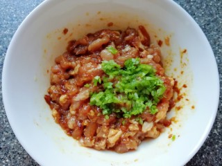 4、大馅馄饨,加入葱叶碎末搅拌均匀,让肉馅腌制一下。