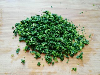 5、大馅馄饨, 芹菜叶洗干净焯水,攥去多余的水分剁碎。