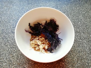 11、大馅馄饨, 取一个碗,放入紫菜、虾皮,根据自己的口味调入生抽、盐、鸡精和香油。