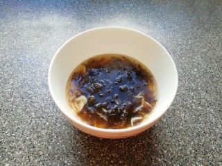 12、大馅馄饨,馄饨下入锅里煮好以后,先舀一勺馄饨汤倒进碗里,调好馄饨汤。