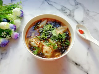 13、大馅馄饨,再盛入煮好的馄饨,撒上香菜(喜欢吃辣的可以放一点红油)。