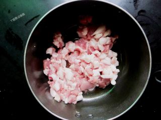 4、香菇卤肉饭,肥一点的五花肉丁不用再加油 直接入锅中火炒到逼出油 