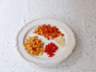 1、桃胶皂角米雪燕羹,准备好材料