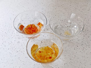 2、桃胶皂角米雪燕羹,桃胶、皂角、雪燕提前一天放水里泡发。