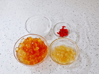 3、桃胶皂角米雪燕羹,泡发的桃胶，用清水冲洗掉上面的杂质。清洗干净的桃胶，呈漂亮的琥珀色，晶莹剔透。皂角、雪燕也用清水冲洗干净备用