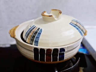 5、桃胶皂角米雪燕羹,大火煮开后，盖上盖子，转小火慢炖30分钟