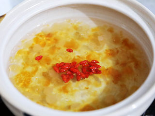 6、桃胶皂角米雪燕羹,加入枸杞