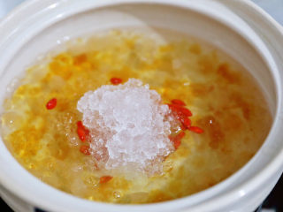 7、桃胶皂角米雪燕羹,加入雪燕