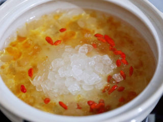 8、桃胶皂角米雪燕羹,加入冰糖