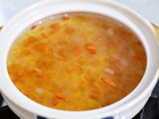 9、桃胶皂角米雪燕羹,继续煮5分钟即可