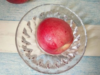 2、水蜜桃酸奶杯,水蜜桃清洗干净