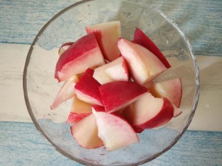 3、水蜜桃酸奶杯,用刀切成块状（大小随意）