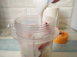 5、水蜜桃酸奶杯,加入原味酸奶