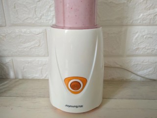 7、水蜜桃酸奶杯,套入机身，按开始搅拌几秒钟的时间即可