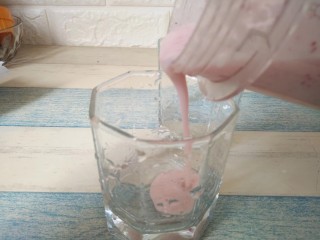 8、水蜜桃酸奶杯,搅拌好后，倒入杯中