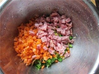 4、三宝玉米饼,将香葱粒、胡萝卜粒、培根粒、玉米粒和青豆粒一起放进大碗