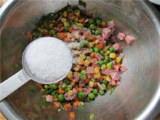 5、三宝玉米饼,加入适量盐、糖和胡椒粉（糖可以稍多一点儿）