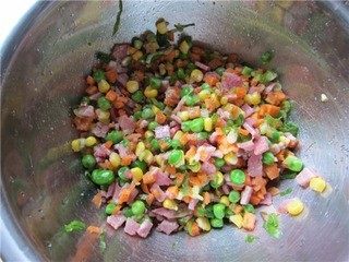 6、三宝玉米饼,下手，稍用力抓拌均匀