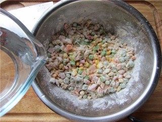 9、三宝玉米饼,加入适量清水，少量多次，边加边拌匀