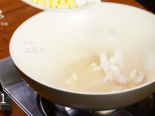 3、剩饭的逆袭！汁香肉满的红烧牛肉炒饭,下少许洋葱块煸香