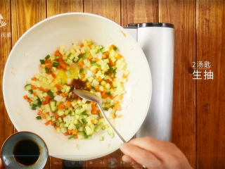 6、剩饭的逆袭！汁香肉满的红烧牛肉炒饭,2汤匙生抽