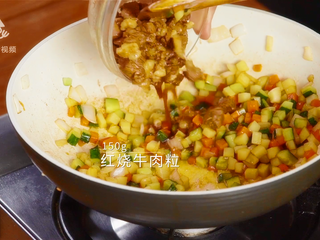 8、剩饭的逆袭！汁香肉满的红烧牛肉炒饭, 倒150克红烧牛肉粒