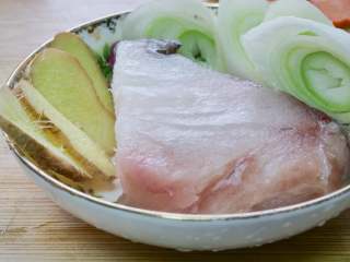 1、宝宝鳕鱼土豆饼,鳕鱼洗净,切葱姜片,一起上锅蒸(蒸熟的汤汁不要倒掉,后面可以加到土豆泥中)