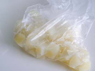 2、宝宝鳕鱼土豆饼,土豆去皮蒸熟,出锅后装入保鲜袋内。