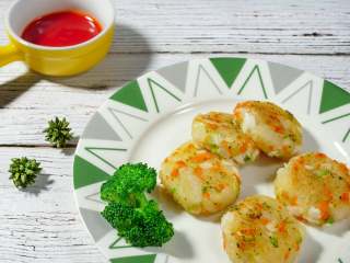 10、宝宝鳕鱼土豆饼,喜欢吃甜味的,可以用番茄酱蘸料。