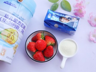 1、两分钟自制超nice的草莓奶昔,准备材料:草莓6个,浓稠酸奶1瓶,澳优爱优奶粉2勺