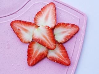 3、两分钟自制超nice的草莓奶昔,切出6片草莓。