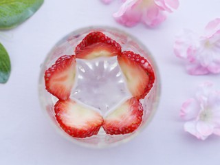 4、两分钟自制超nice的草莓奶昔,装饰杯子内侧。