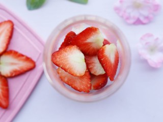 5、两分钟自制超nice的草莓奶昔,其余切块放入果汁机中。