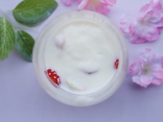 7、两分钟自制超nice的草莓奶昔,加入2勺澳优爱优奶粉。