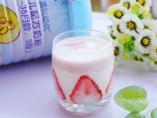 14、两分钟自制超nice的草莓奶昔,来一口~