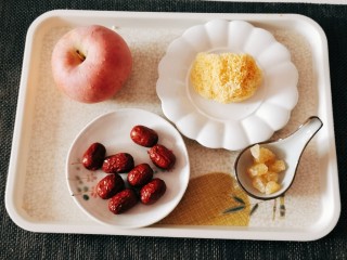 1、苹果银耳红枣汤,食材准备好