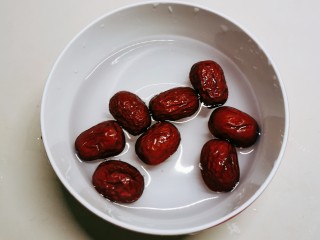 2、苹果银耳红枣汤,红枣清洗干净备用