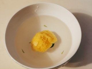 3、苹果银耳红枣汤,干银耳用清水泡发