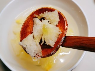 5、苹果银耳红枣汤,切小块