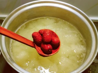 8、苹果银耳红枣汤,放入红枣